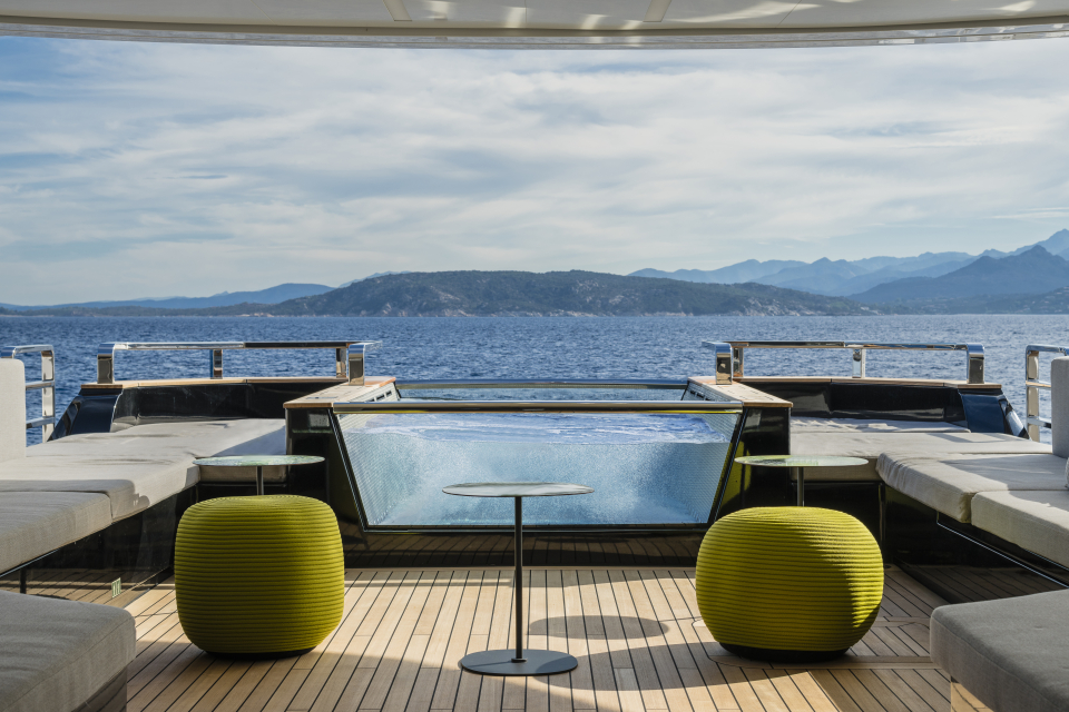 yacht visione notturna con illuminazione a bordo