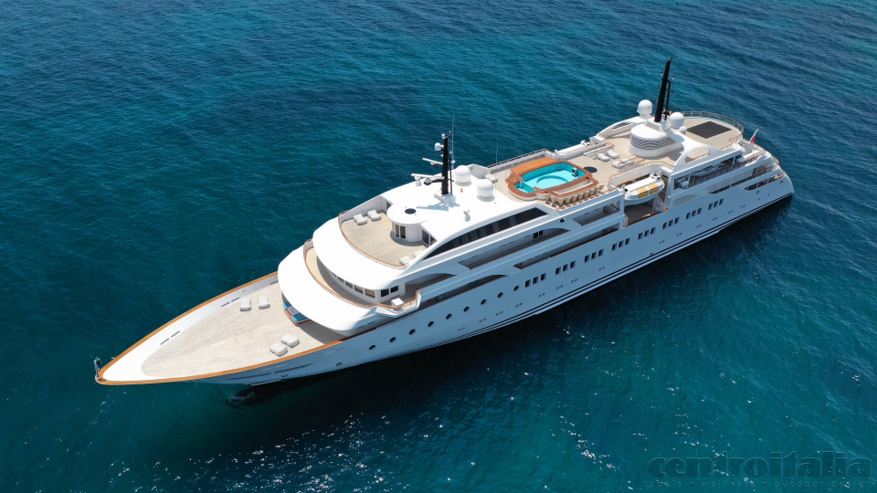 yacht lussuoso con piscina a bordo
